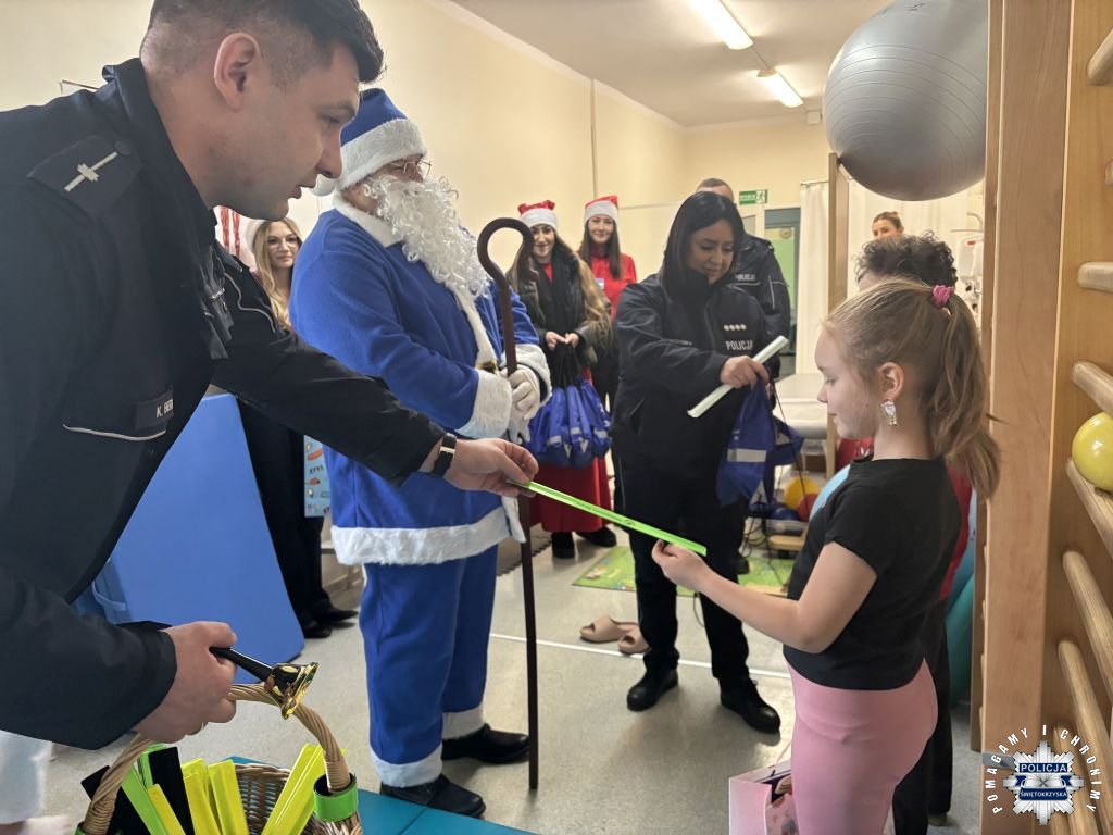 Niebieski Mikołaj z koneckiej komendy odwiedził dzieci w szpitalu [zdjęcia]