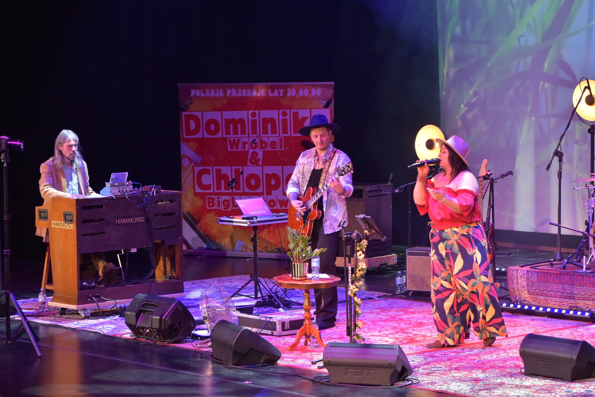 Polskie hity z lat 70. i 80. wybrzmiały w KCK. Za nami koncert Dominiki Wróbel i Chłopców Bigbeatowców [wideo, zdjęcia]