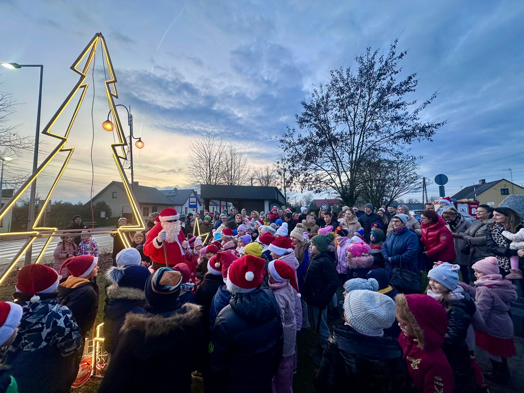 Święty w wozie strażackim i wspólne rozświetlenie choinki. Mikołajki w Fałkowie [wideo, zdjęcia]