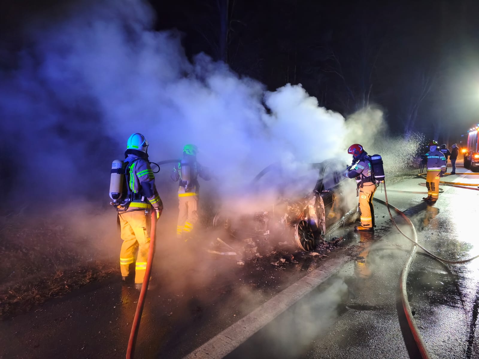 Pożar auta w miejscowości Rozgół. Jaguar doszczętnie spłonął [zdjęcia]