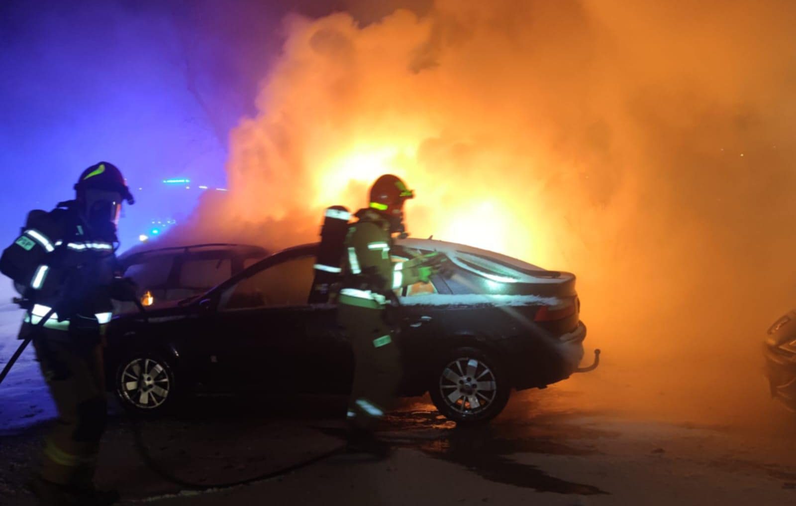 Pożar w Końskich. Spłonęły 3 samochody osobowe