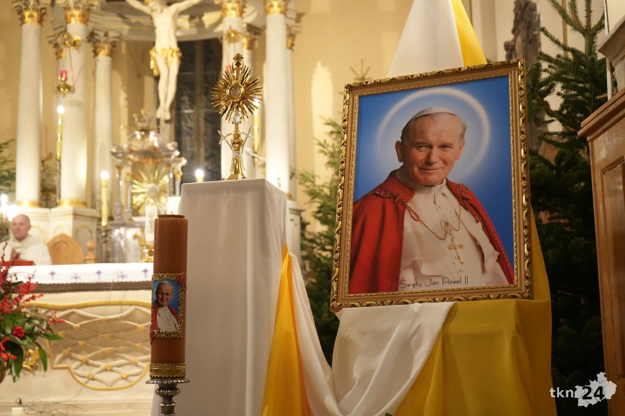 Relikwie św. Jana Pawła II zostały wprowadzone do kolegiaty św. Mikołaja w Końskich [wideo, zdjęcia]