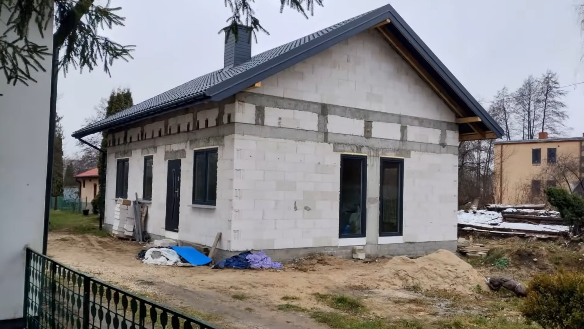 Spalony dom przy Piaskowej w Końskich został odbudowany. Jeszcze tylko wykończeniówka [wideo]