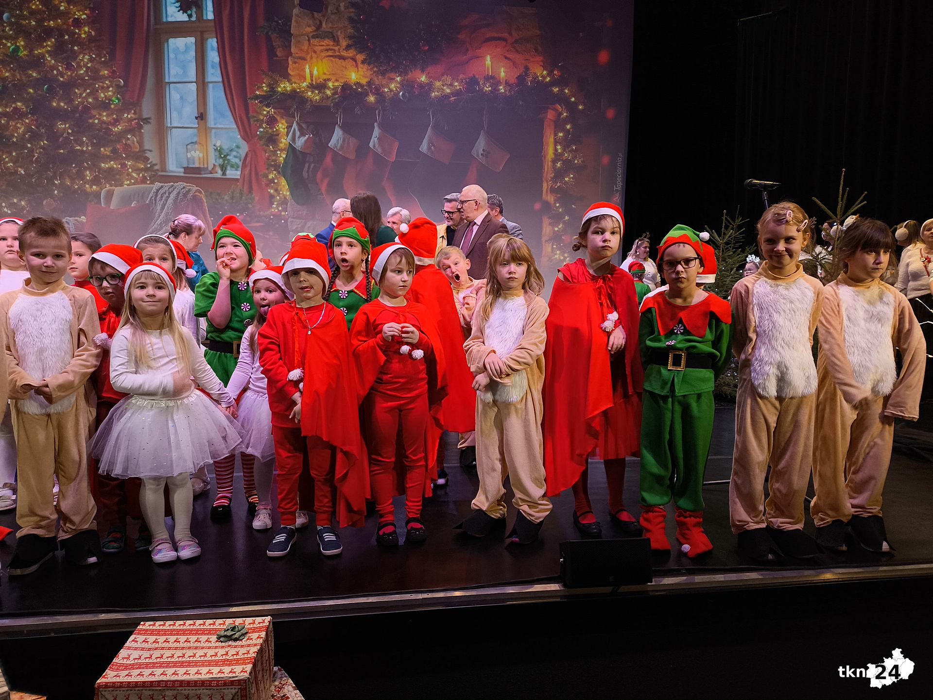 Koneckie przedszkolaki powitały Świętego Mikołaja i rozświetliły choinkę [wideo, zdjęcia]