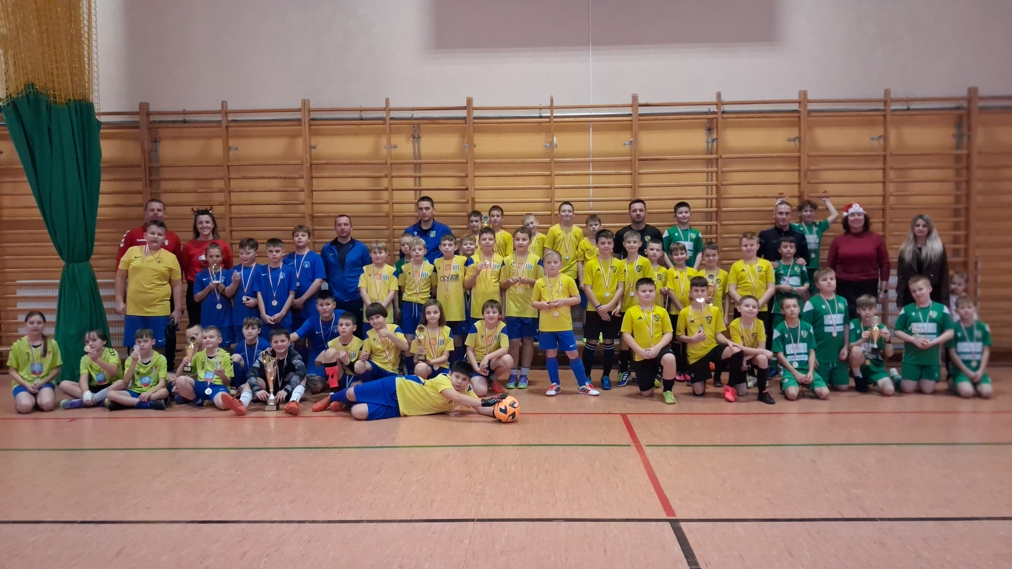 Tradycyjny mikołajkowy turniej w Fałkowie wygrywa AP Champions Końskie [zdjęcia]