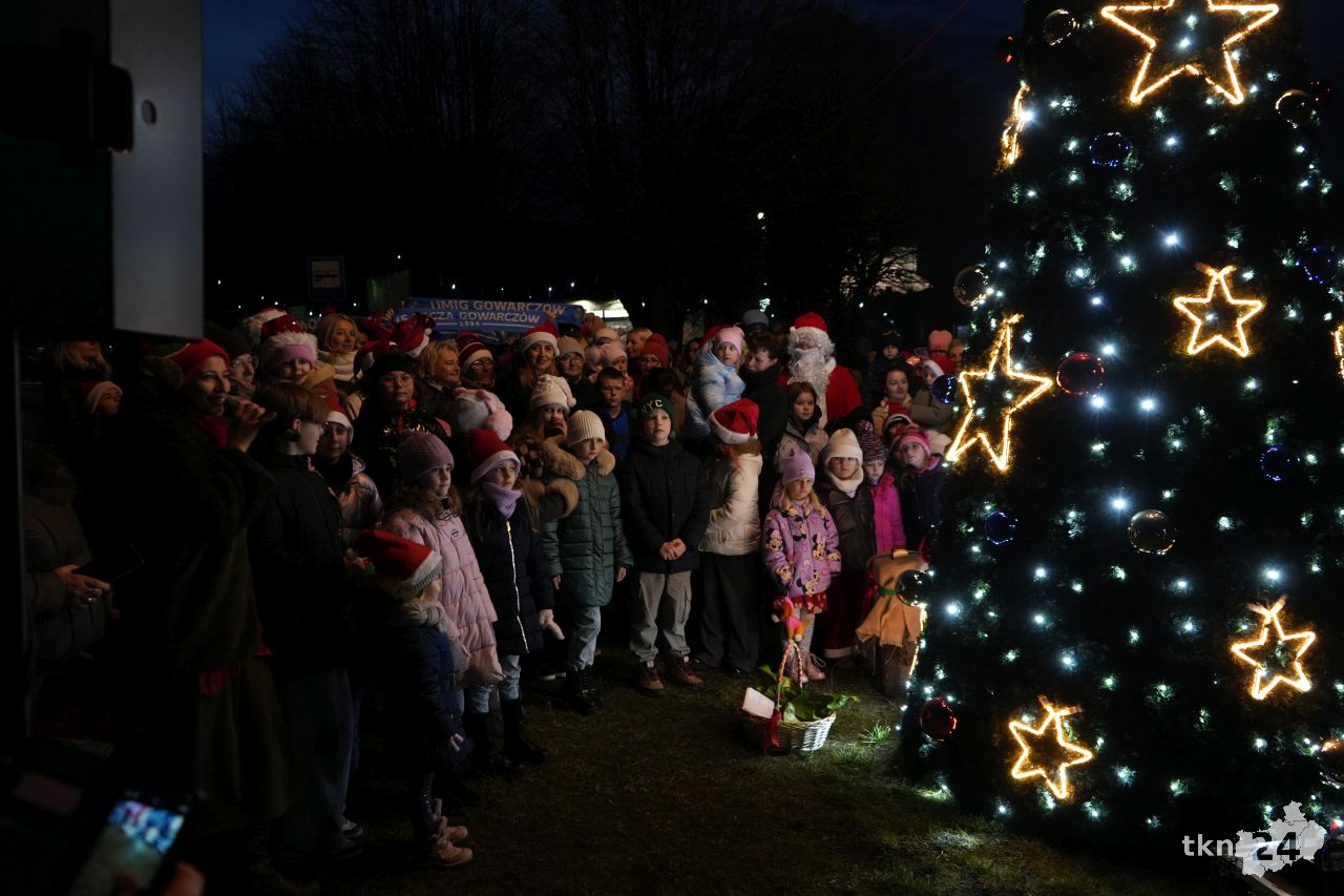 Uroczyste rozświetlenie choinki ze Świętym Mikołajem w Gowarczowie [wideo, zdjęcia]