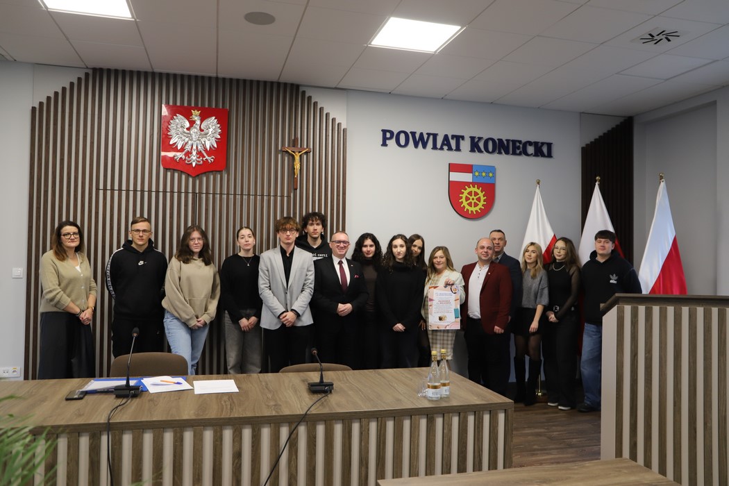 Nowi radni i nowe inicjatywy. Za nami VIII posiedzenie Młodzieżowej Rady Powiatu Koneckiego