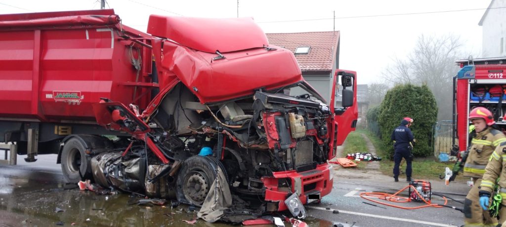 Wypadek ciężarówki i śmieciarki w Końskich. Są utrudnienia drogowe [wideo, zdjęcia]
