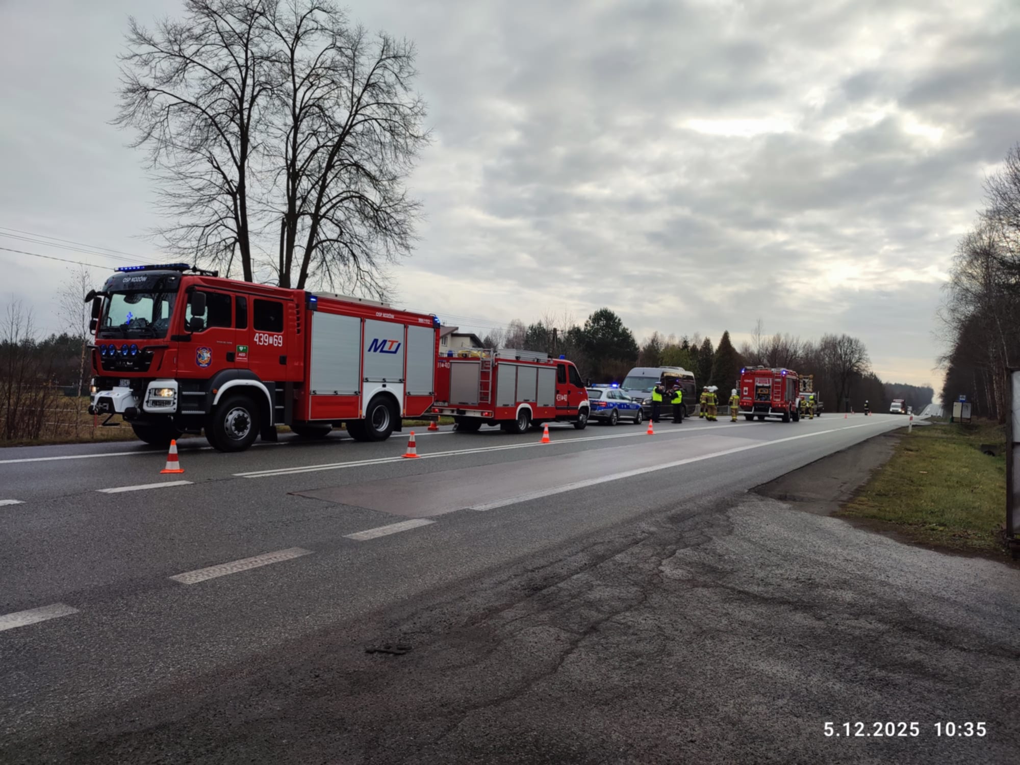 Kolizja busa na DK74 wiozącego piłkarki nożne na rozgrywki