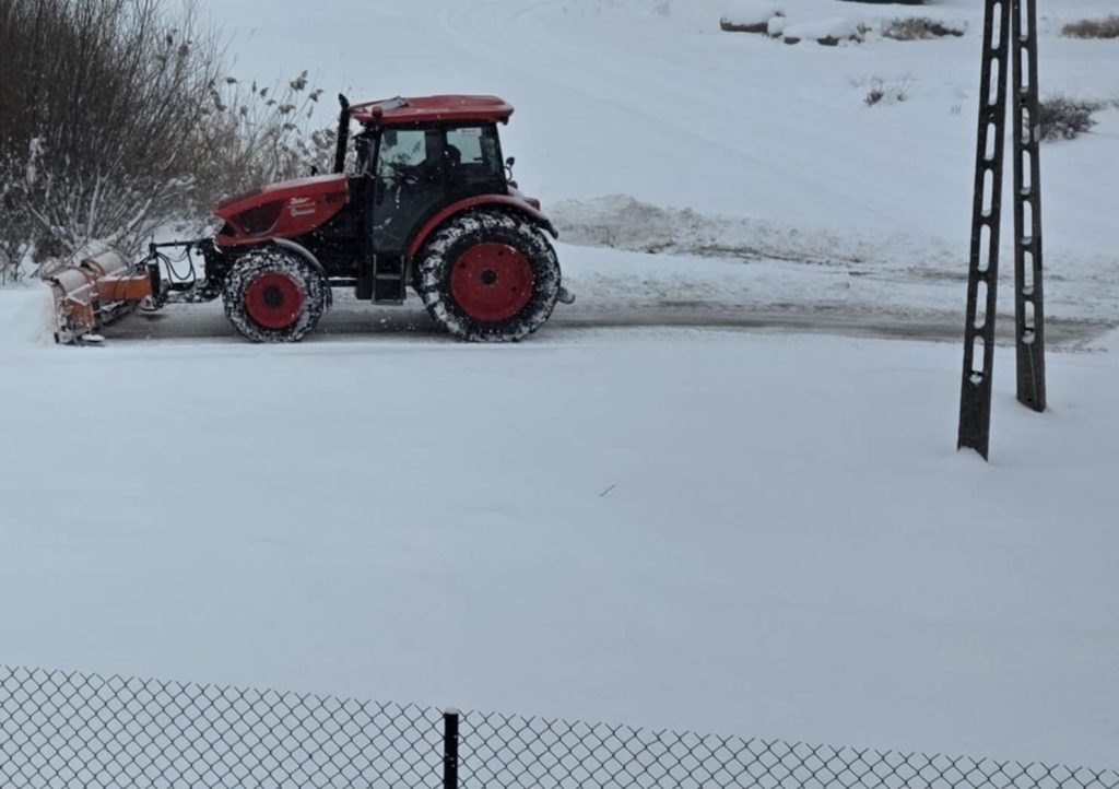 Drogowcy sobie nie radzą. Drogi w powiecie koneckim zasypane