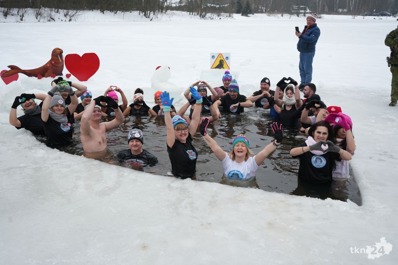 Gorące serca w lodowatej wodzie. Koneckie Morsy wsparły 34. Finał WOŚP [zdjęcia]