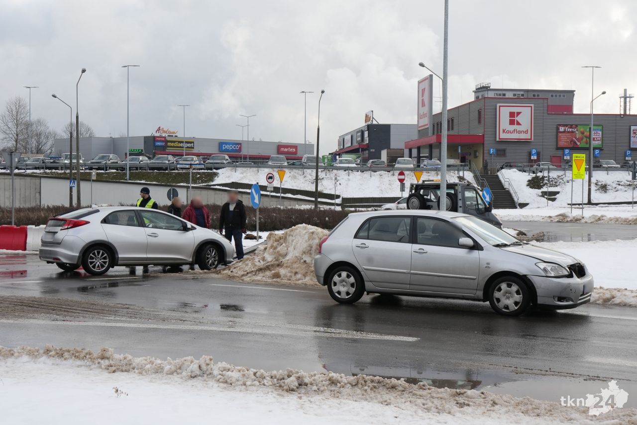 Na skrzyżowaniu w Końskich doszło do kolizji [zdjęcia]