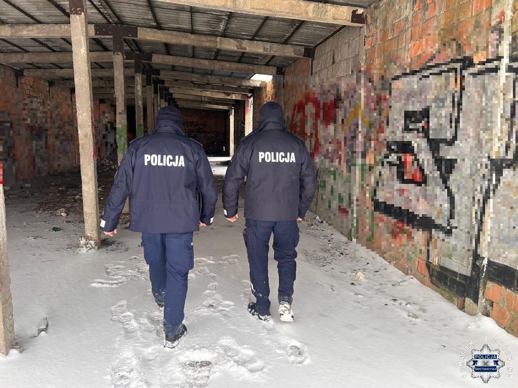 Policjanci sprawdzają miejsca przebywania osób bezdomnych