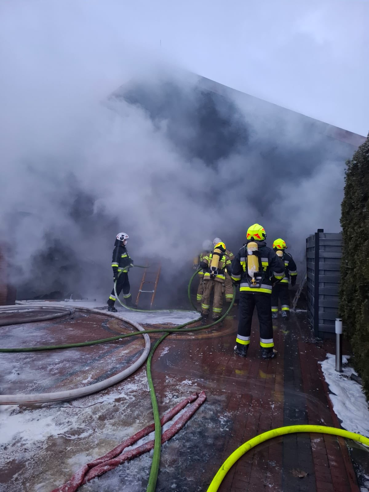 Kolejny pożar w regionie. Garaż spłonął w Przybyszowach. Długa akcja strażaków [zdjęcia]
