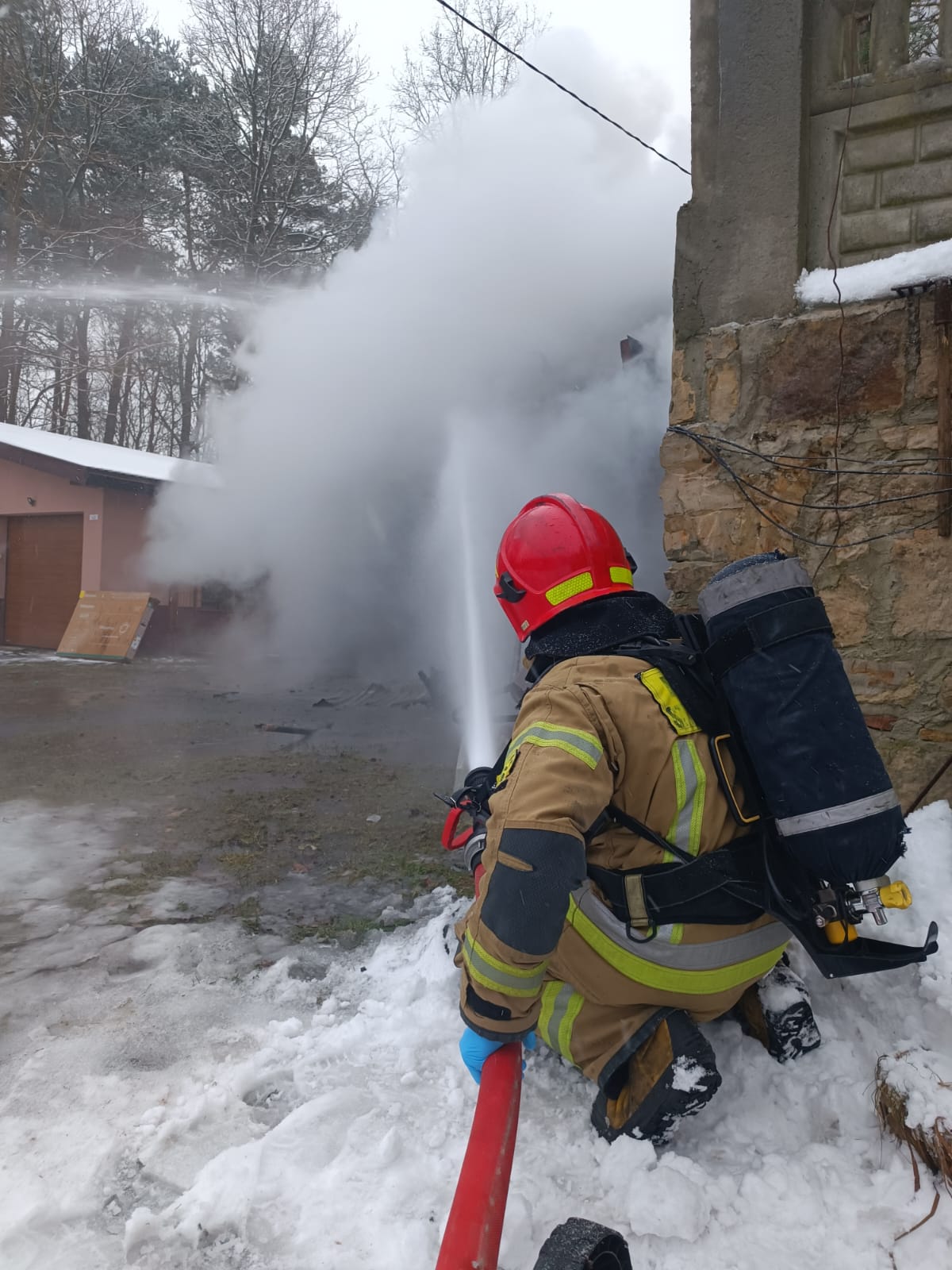 Pożar w Wąglowie. Na miejscu ulatnia się acetylen. Strażacy pracują w ciężkich warunkach