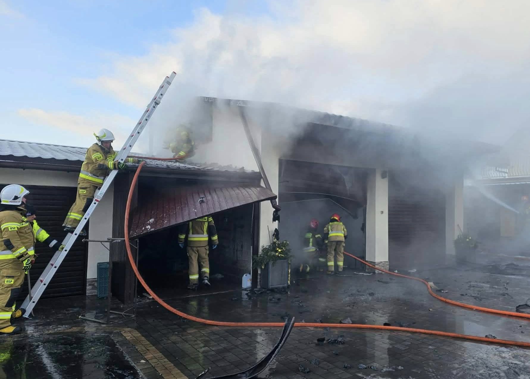 Spłonął garaż w Wyszynie Fałkowskiej w gminie Ruda Maleniecka