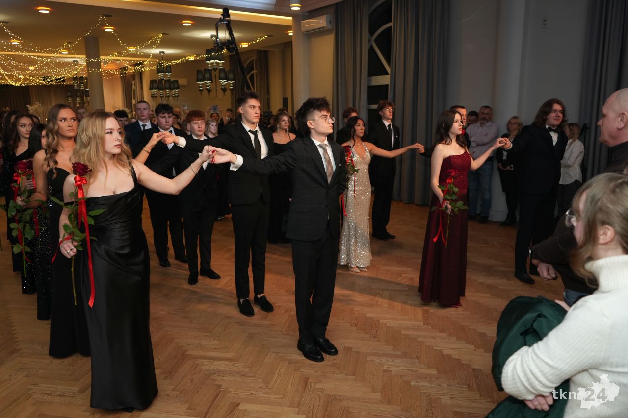 Poloneza czas zacząć! A choćby sześć! Studniówka 2026 II Liceum Ogólnokształcącego w Końskich [wideo, zdjęcia]